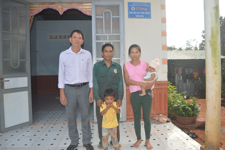 Gia đình anh Niê Y Tuen cùng cán bộ Công đoàn bên căn nhà được hỗ trợ từ Quỹ “Mái ấm Công đoàn”. Ảnh: Đ.Y Gia đình anh Niê Y Tuen cùng cán bộ Công đoàn bên căn nhà được hỗ trợ từ Quỹ “Mái ấm Công đoàn”. Ảnh: Đ.Y