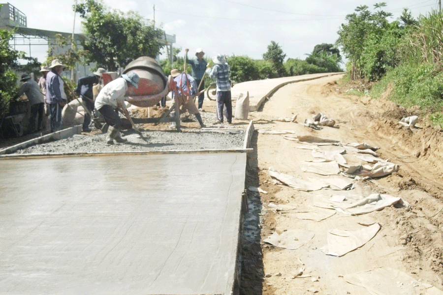 Thi công đường liên xã Yang Bắc, huyện Đak Pơ. Ảnh: L.N Thi công đường liên xã Yang Bắc, huyện Đak Pơ. Ảnh: L.N