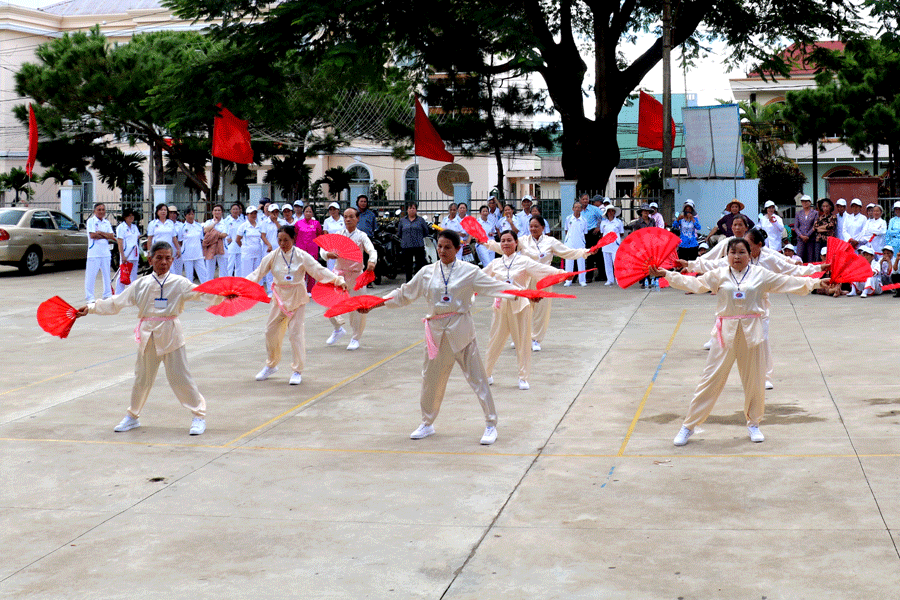 Thể dục dưỡng sinh là môn thể thao thu hút NCT tham gia tập luyện đông nhất. Ảnh: H.T