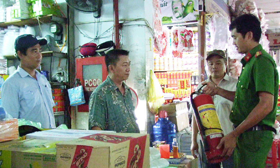 Cảnh sát phòng cháy chữa cháy hướng dẫn người dân cách sử dụng bình chữa cháy. Ảnh: internet Cảnh sát phòng cháy chữa cháy hướng dẫn người dân cách sử dụng bình chữa cháy. Ảnh: internet