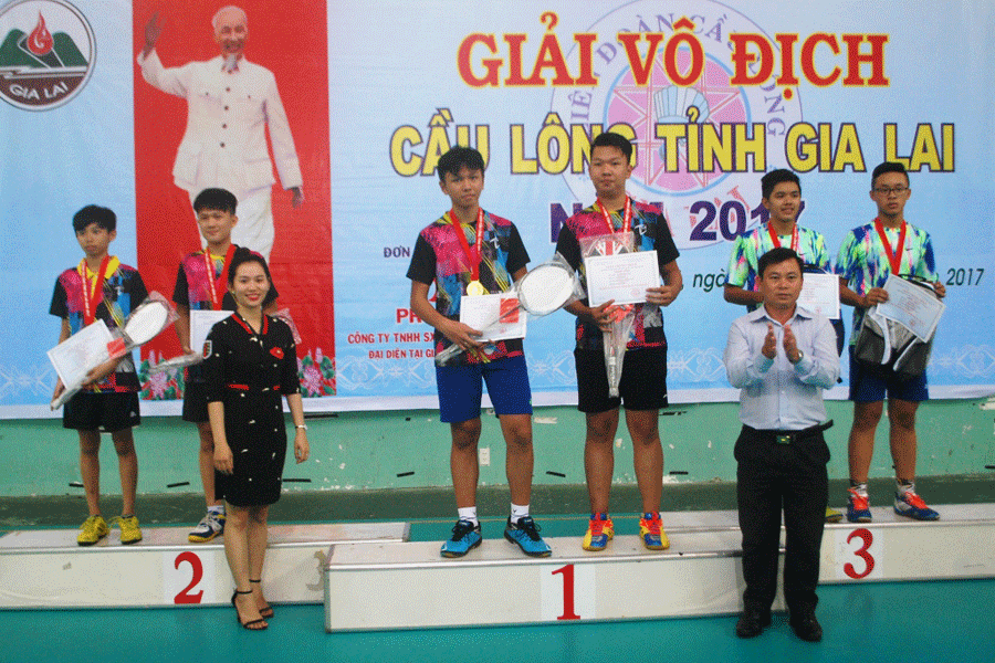 Ban tổ chức trao giải cho các vận động viên đạt thành tích cao tại giải. Ảnh: N.T Ban tổ chức trao giải cho các vận động viên đạt thành tích cao tại giải. Ảnh: N.T