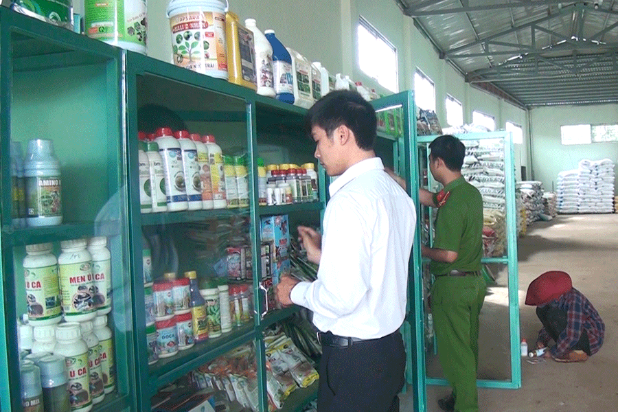 Kiểm tra các cơ sở phân bón, thuốc BVTV. Ảnh: Mỹ Đức