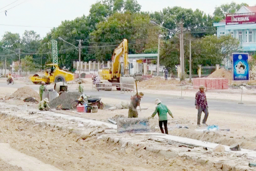 Nhà thầu vi phạm vẫn đang thi công đoạn đường Hùng Vương ở khu trung tâm huyện Ia Pa. Ảnh: H.D Nhà thầu vi phạm vẫn đang thi công đoạn đường Hùng Vương ở khu trung tâm huyện Ia Pa. Ảnh: H.D