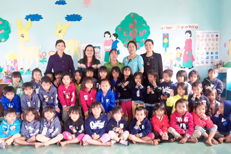 Trường Mầm non thị trấn Đak Đoa trao quà cho học sinh đơn vị kết nghĩa là Trường Mẫu giáo Hà Đông (huyện Đak Đoa). Ảnh: N.G