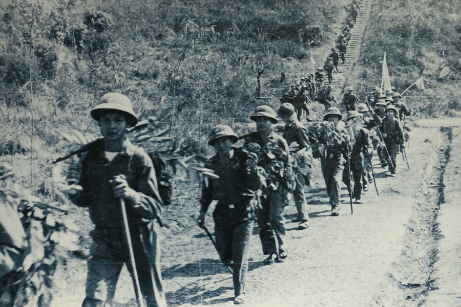 Bộ đội hành quân trên đường Trường Sơn thời chống Mỹ. Ảnh: internet