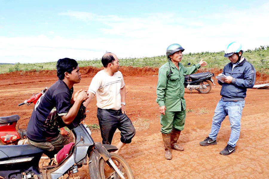 Người dân cho rằng vị trí dự định đặt lò đốt rác rất gần nơi các hộ dân sinh sống, đặc biệt là gần trường học, trạm y tế. Ảnh: M.N Người dân cho rằng vị trí dự định đặt lò đốt rác rất gần nơi các hộ dân sinh sống, đặc biệt là gần trường học, trạm y tế. Ảnh: M.N