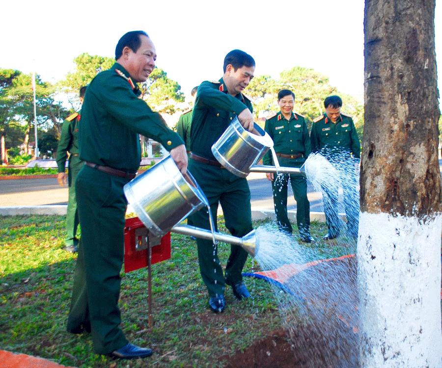 Thượng tướng Phan Văn Giang, trồng cây lưu niệm tại Quân đoàn 3. Ảnh: V.H Thượng tướng Phan Văn Giang, trồng cây lưu niệm tại Quân đoàn 3. Ảnh: V.H