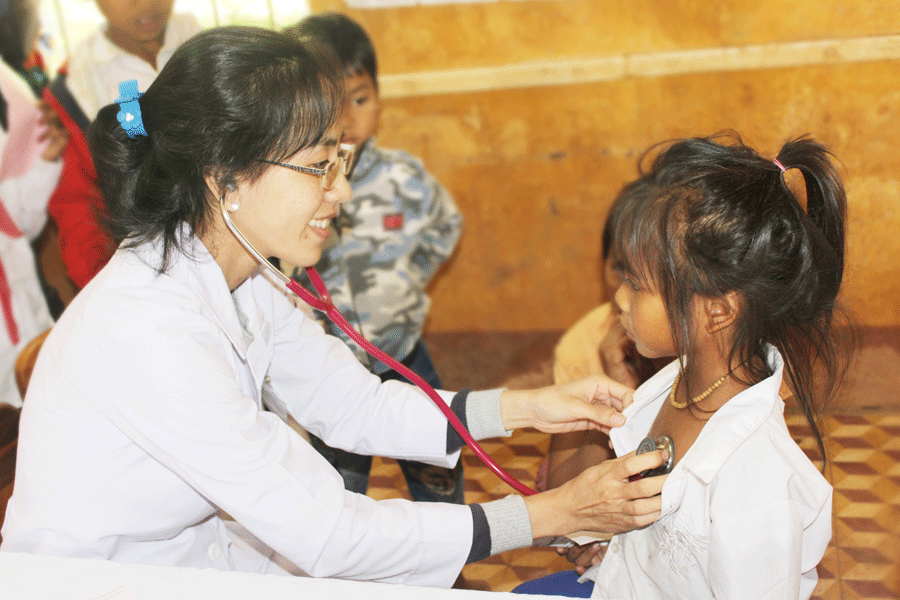 Các bác sĩ nhiệt tình khám bệnh cho trẻ em. Ảnh: N.T