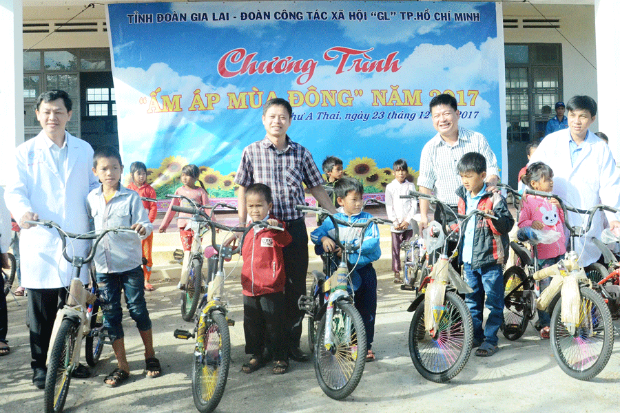 Chương trình “Ấm áp mùa đông” đã tặng 60 chiếc xe đạp cho các em học sinh nghèo vượt khó học giỏi. Ảnh: P.V