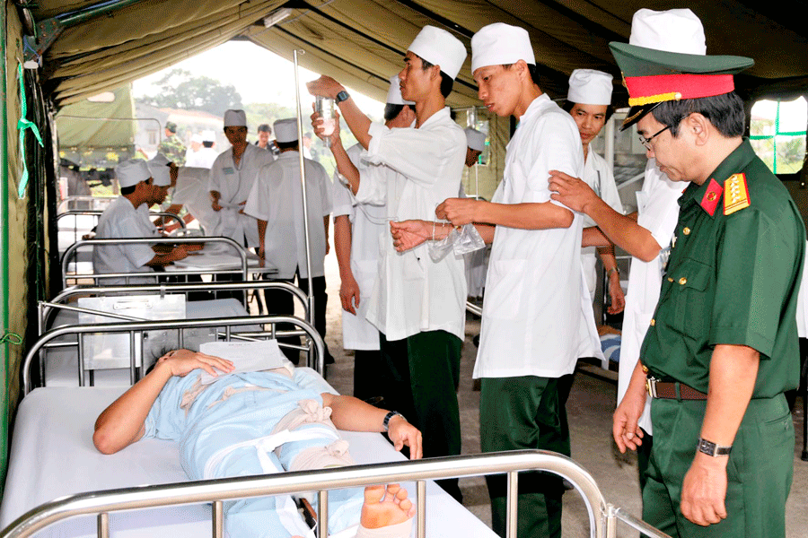 Các y-bác sĩ Bệnh viện Quân y 211 diễn tập sơ cấp cứu. Ảnh: Đức Thụy