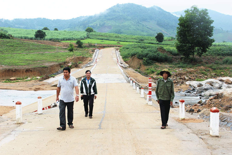Cống tràn và đường dẫn hai đầu vào khu sản xuất của làng Bôn (xã Lơ Ku, huyện Kbang). Ảnh: N.D