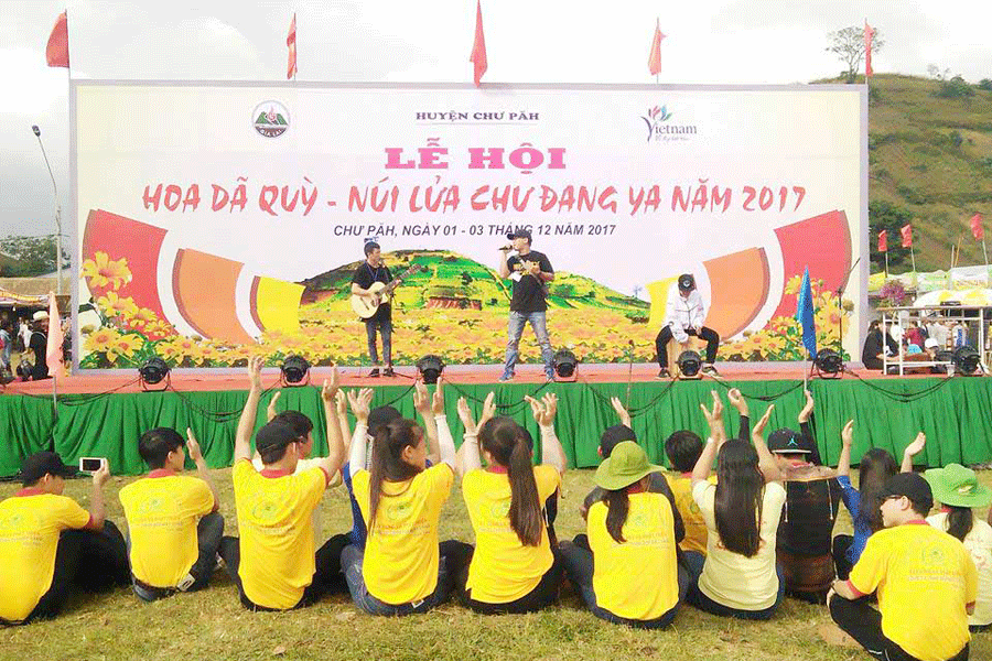 Tiết mục của CLB tại lễ hội hoa dã quỳ-núi lửa Chư Đăng Ya 2017. Ảnh: H.Đ.T Tiết mục của CLB tại lễ hội hoa dã quỳ-núi lửa Chư Đăng Ya 2017. Ảnh: H.Đ.T