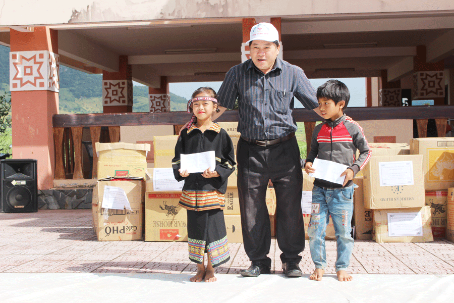 Hàng ngàn phần quà do học sinh Trường Tiểu học Chu Văn An quyên góp đã được trao đến học sinh làng Stơr (xã Tơ Tung, huyện Kbang). Ảnh: N.G