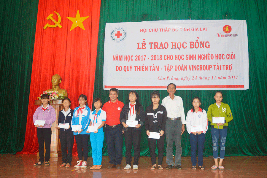 Các em học sinh nhận học bổng Vingroup. Ảnh: Đ.Y Các em học sinh nhận học bổng Vingroup. Ảnh: Đ.Y