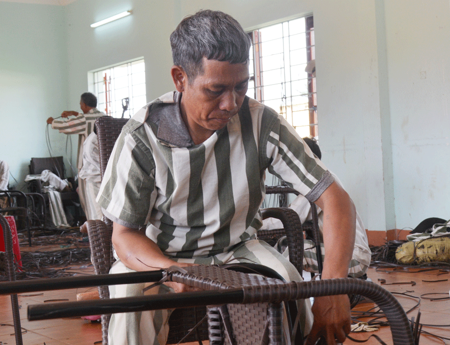 Phạm nhân Đinh Nông đang lao động, cải tạo tại Trại giam Gia Trung (Bộ Công an). Ảnh: H.T Phạm nhân Đinh Nông đang lao động, cải tạo tại Trại giam Gia Trung (Bộ Công an). Ảnh: H.T