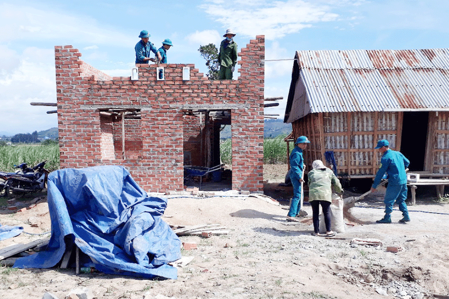 Lực lượng bộ đội, dân quân giúp dân ngày công để xóa nhà tạm, xây nhà mới. Ảnh: M.T Lực lượng bộ đội, dân quân giúp dân ngày công để xóa nhà tạm, xây nhà mới. Ảnh: M.T