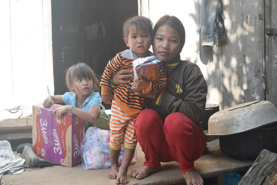 Ba mẹ con chị Đach (làng Kon Jôt, xã Hà Đông). Ảnh: Đ.Y Ba mẹ con chị Đach (làng Kon Jôt, xã Hà Đông). Ảnh: Đ.Y