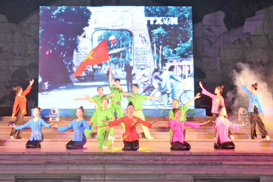 Đêm nhạc “Một thời tiếng hát át tiếng bom” được dàn dựng công phu, chuyên nghiệp. Ảnh: P.L Đêm nhạc “Một thời tiếng hát át tiếng bom” được dàn dựng công phu, chuyên nghiệp. Ảnh: P.L