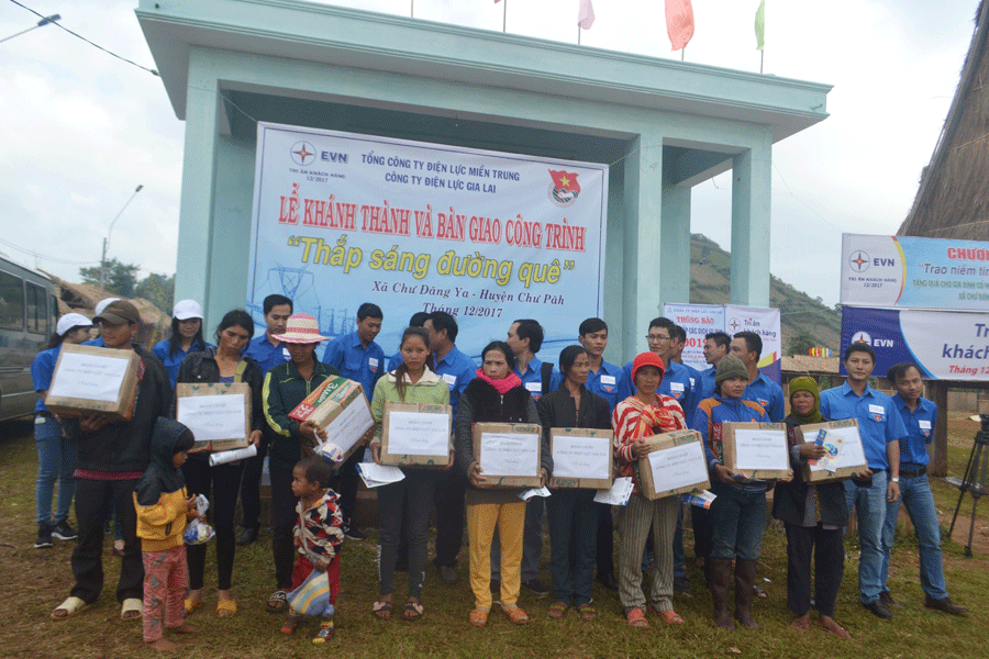Trao quà cho các hộ gia đình chính sách, hộ nghèo xã Chư Đăng Ya. Ảnh: L.L