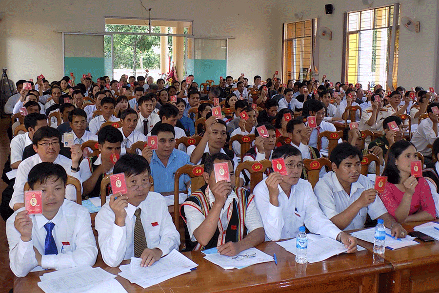 Biểu quyết chỉ tiêu về công tác kiểm tra, giám sát của Đảng. Ảnh: T.N Biểu quyết chỉ tiêu về công tác kiểm tra, giám sát của Đảng. Ảnh: T.N