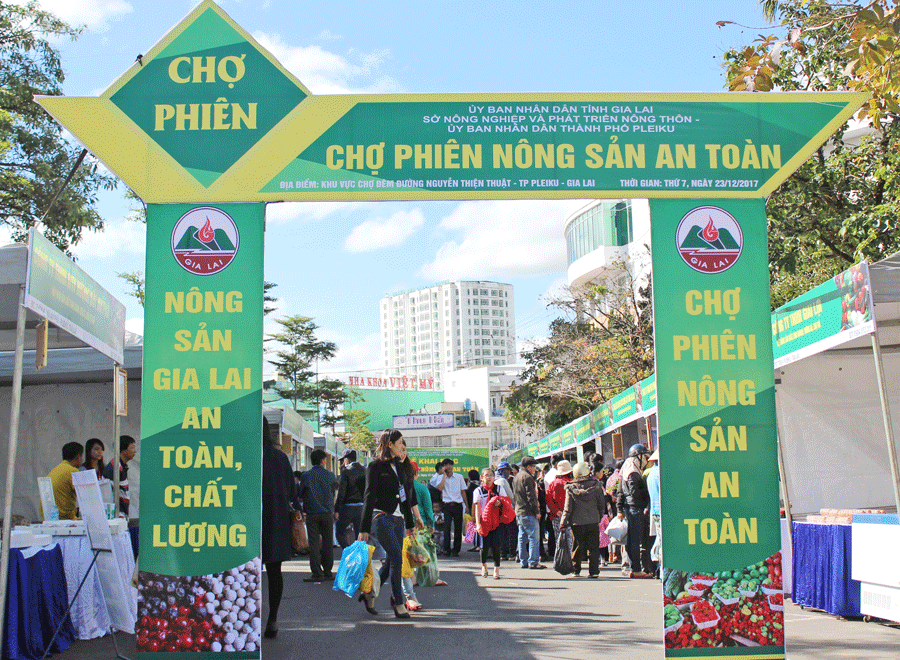 Đông đảo người dân tham gia mua sắm thực phẩm tại phiên chợ. Ảnh: N.D Đông đảo người dân tham gia mua sắm thực phẩm tại phiên chợ. Ảnh: N.D