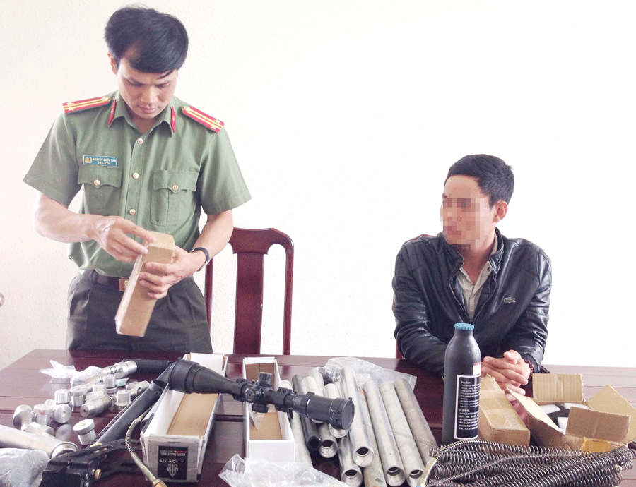 P.V.Đ. và số súng tự chế bị Phòng An ninh Điều tra Công an tỉnh thu giữ. Ảnh: L.A