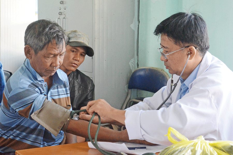 Bác sĩ trong đoàn thiện nguyện khám bệnh cho dân làng. Ảnh: P.L Bác sĩ trong đoàn thiện nguyện khám bệnh cho dân làng. Ảnh: P.L