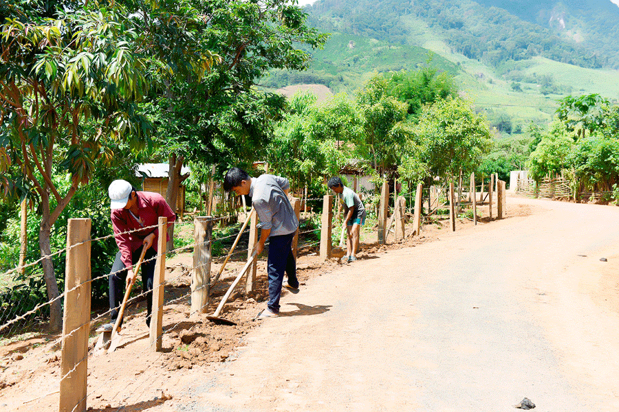 Người dân làng Doch 1 (xã Ia Kreng, huyện Chư Pah) tự nguyện hiến đất làm đường giao thông nông thôn. Ảnh: Đức Thụy