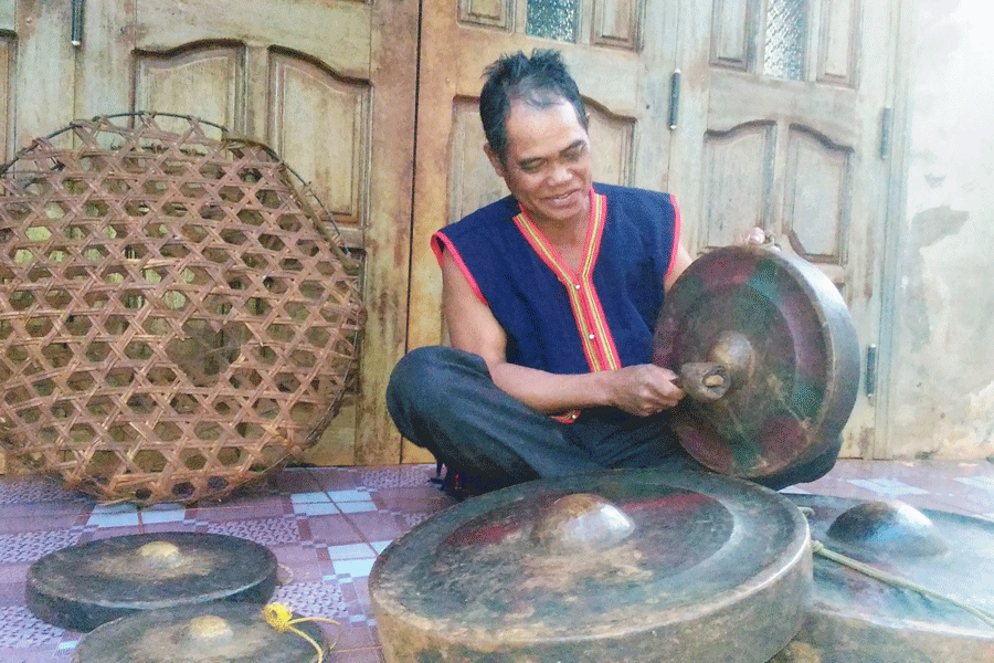 Ông Siu Khlơi, người dành cả cuộc đời gắn bó với cồng chiêng. Ảnh: L.H.H