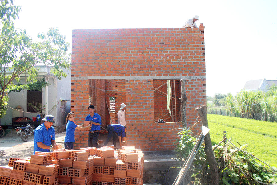 Đoàn viên thanh niên huyện Phú Thiện giúp làm nhà cho người có công. Ảnh: Đ.P Đoàn viên thanh niên huyện Phú Thiện giúp làm nhà cho người có công. Ảnh: Đ.P