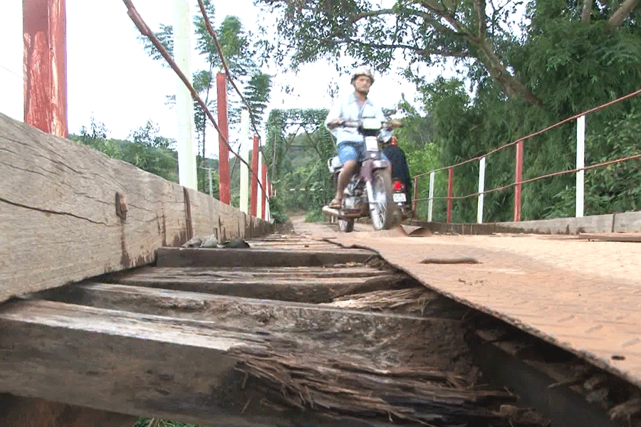 Người dân không khỏi lo lắng khi lưu thông qua cầu treo Ia Grăng. Ảnh: L.A Người dân không khỏi lo lắng khi lưu thông qua cầu treo Ia Grăng. Ảnh: L.A