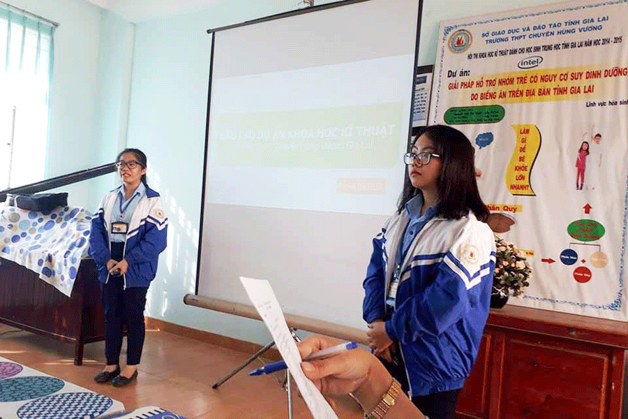 Hai em Huyền Vy và Minh Thy trong buổi thuyết trình về “Mô hình học tập quá trình nguyên phân bằng nguyên liệu từ phế thải”. Ảnh: Lê Thu