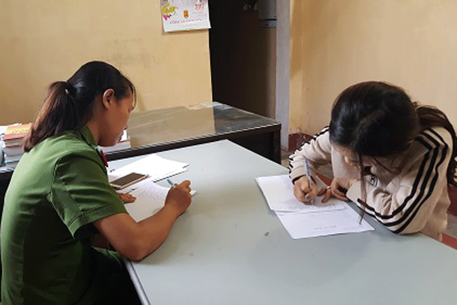 Đối tượng Lê Thị Huyền Anh (trú tại tổ 1, phường An Tân, thị xã An Khê) tại cơ quan điều tra. Đối tượng Lê Thị Huyền Anh (trú tại tổ 1, phường An Tân, thị xã An Khê) tại cơ quan điều tra.