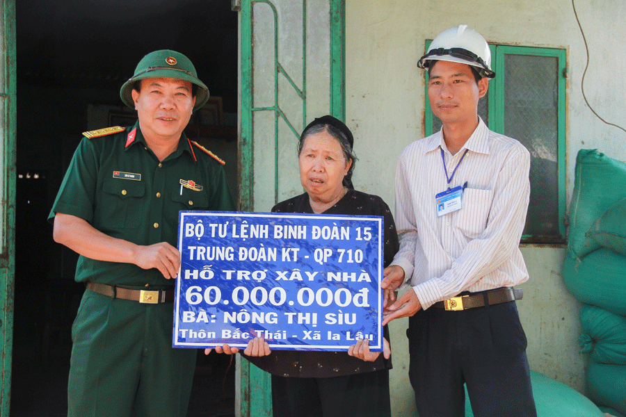 Thượng tá Bùi Lê Đoàn-Trung đoàn trưởng Trung đoàn 710 (Binh đoàn 15) trao tiền cho gia đình liệt sĩ có nhà bị tốc mái và có nguy cơ bị sập trong đợt lốc xoáy xảy ra ngày 12-4-2017 ở xã Ia Lâu (Chư Prông). Ảnh: Đ.A.D Thượng tá Bùi Lê Đoàn-Trung đoàn trưởng Trung đoàn 710 (Binh đoàn 15) trao tiền cho gia đình liệt sĩ có nhà bị tốc mái và có nguy cơ bị sập trong đợt lốc xoáy xảy ra ngày 12-4-2017 ở xã Ia Lâu (Chư Prông). Ảnh: Đ.A.D
