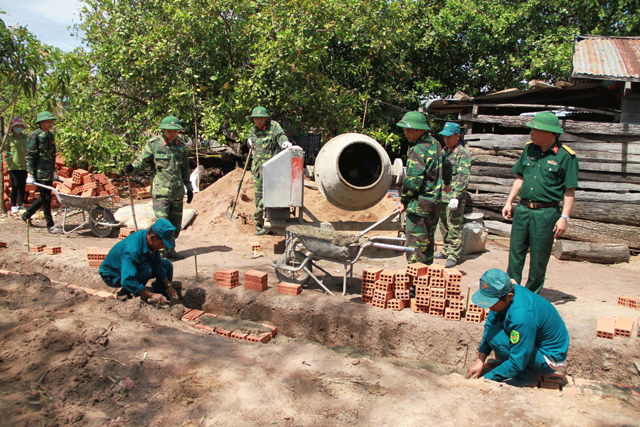 Bộ đội Trung đoàn 710 (Binh đoàn 15) giúp dân khắc phục hậu quả đợt lốc xoáy xảy ra ngày 12-4-2017 tại xã Ia Lâu và Ia Piơr (Chư Prông). Ảnh: Đ.A.D Bộ đội Trung đoàn 710 (Binh đoàn 15) giúp dân khắc phục hậu quả đợt lốc xoáy xảy ra ngày 12-4-2017 tại xã Ia Lâu và Ia Piơr (Chư Prông). Ảnh: Đ.A.D