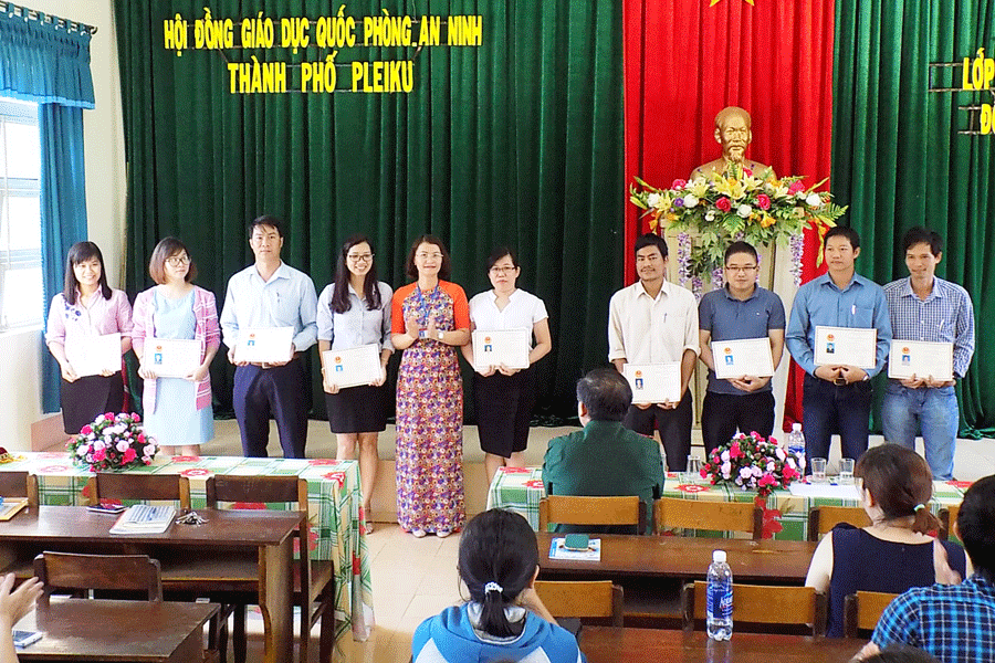 Trao chứng nhận cho các học viên có thành tích tiêu biểu. Ảnh: T.N Trao chứng nhận cho các học viên có thành tích tiêu biểu. Ảnh: T.N