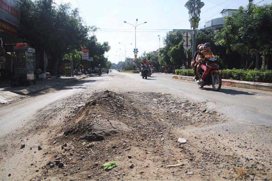 Nhiều đoạn trên quốc lộ 25 bị hư hỏng nặng. Ảnh: L.A