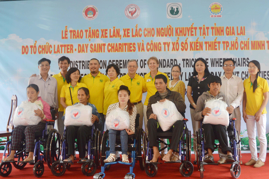 Tặng xe lăn cho người khuyết tật. Ảnh. Đ.Y