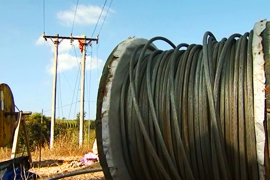 Công việc thu gom dây điện dễ dàng nhờ sang kiến kỹ thuật mới. Ảnh: N.G