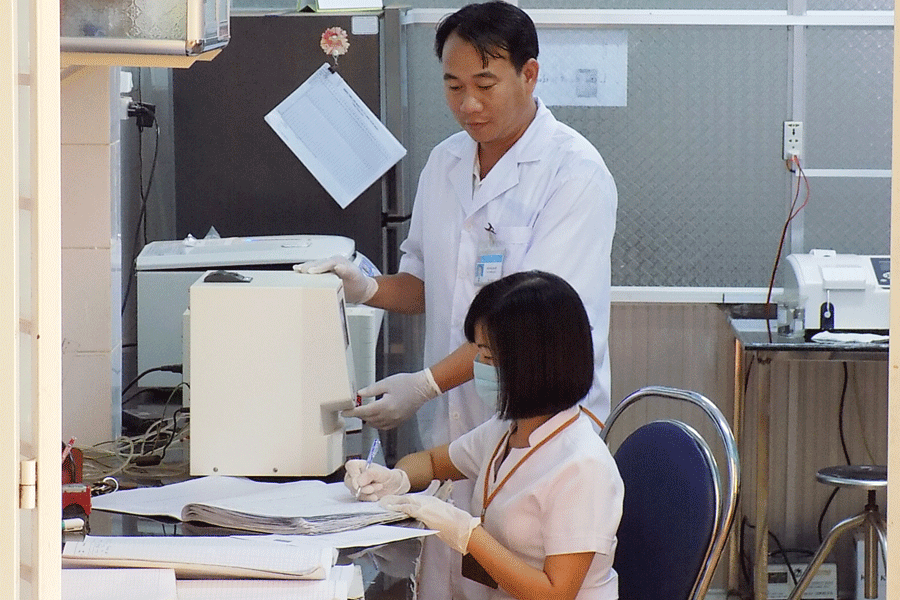 Phòng xét nghiệm máu tại Trung tâm y tế huyện. Ảnh: T.N Phòng xét nghiệm máu tại Trung tâm y tế huyện. Ảnh: T.N