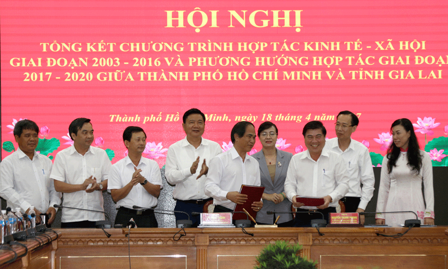 Lãnh đạo tỉnh Gia Lai và TP. Hồ Chí Minh ký thỏa thuận hợp tác phát triển kinh tế-xã hội giai đoạn 2017-2020. Ảnh: M.T