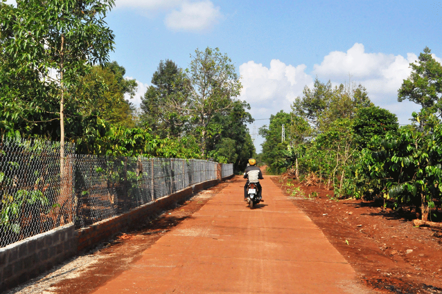 Những con đường mới khang trang góp phần làm thay đổi bộ mặt nông thôn xã. Ảnh: Trần Dung Những con đường mới khang trang góp phần làm thay đổi bộ mặt nông thôn xã. Ảnh: Trần Dung