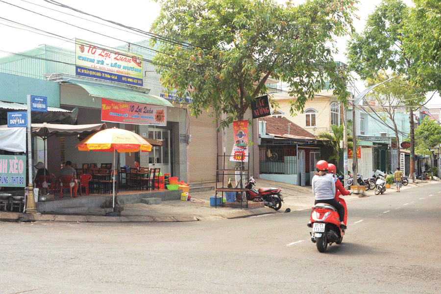 Trụ sở Công ty cổ phần Xây dựng-Thương mại Dịch vụ Vinh Phát (20 Trần Quang Khải, TP. Pleiku) nay đã thành... quán nhậu. Ảnh: Nguyên Võ Trụ sở Công ty cổ phần Xây dựng-Thương mại Dịch vụ Vinh Phát (20 Trần Quang Khải, TP. Pleiku) nay đã thành... quán nhậu. Ảnh: Nguyên Võ