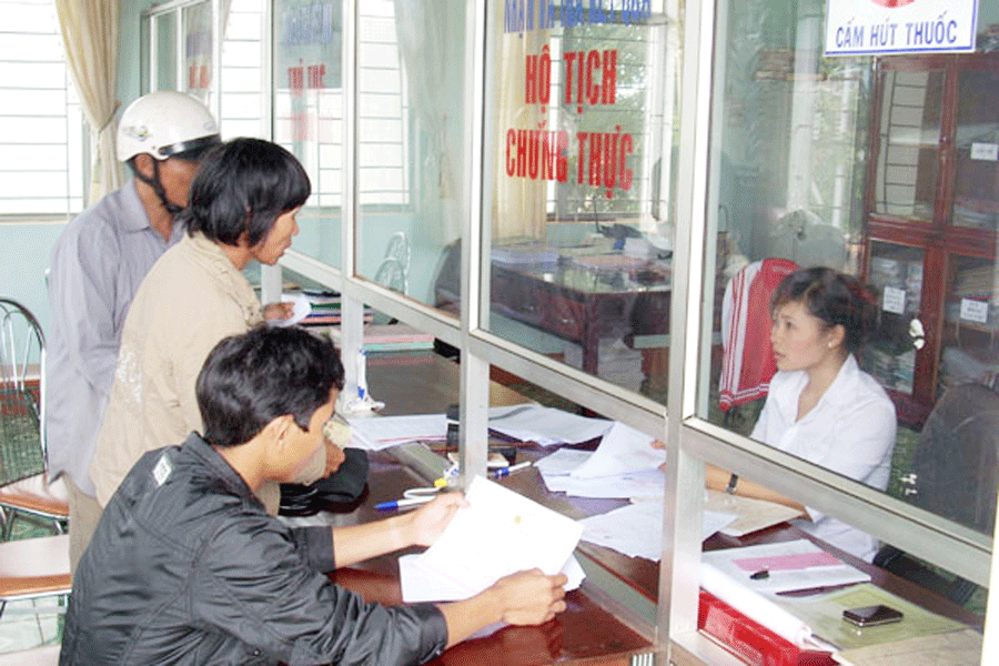 Giải quyết hồ sơ hành chính ở bộ phận “Một cửa” tại huyện Chư Prông. Ảnh: T.N