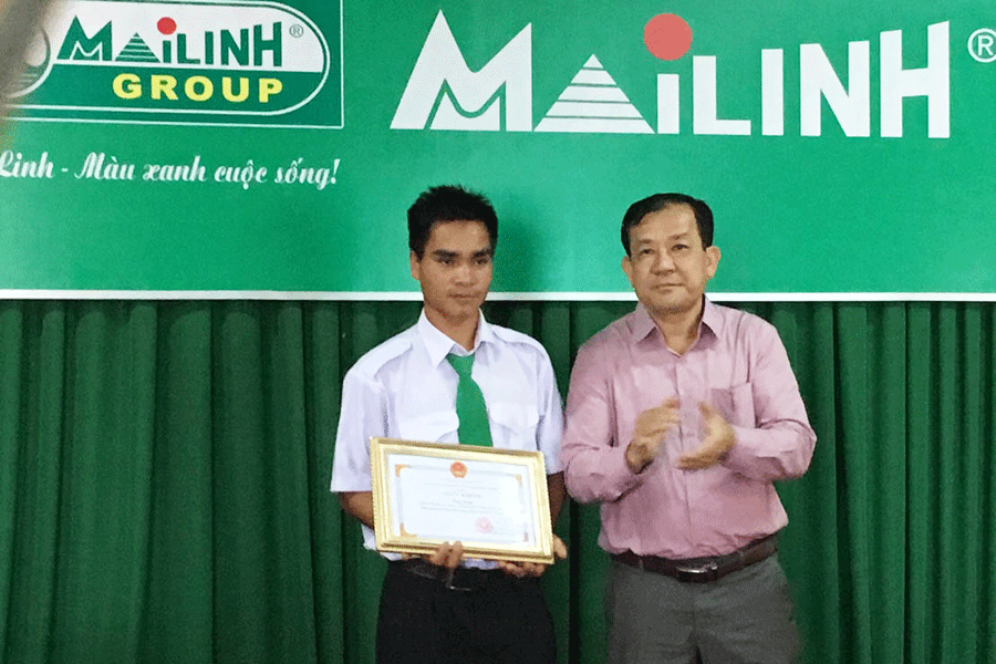 Phó Chủ tịch UBND thành phố pleiku tặng giấy khen cho tài xế Djul. Ảnh: L.L