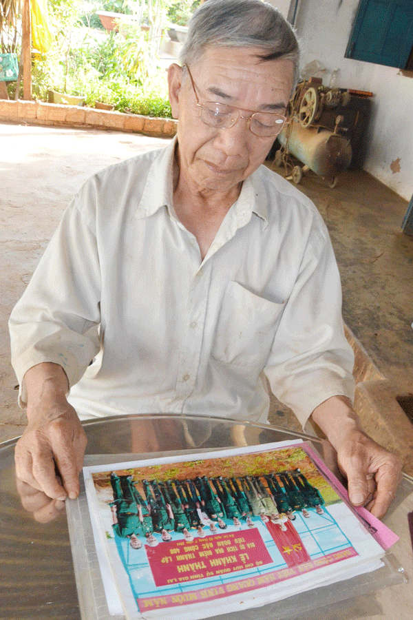 Cựu chiến bị Dương Công Hoan bùi ngùi nhớ đồng đội. Ảnh: V.H