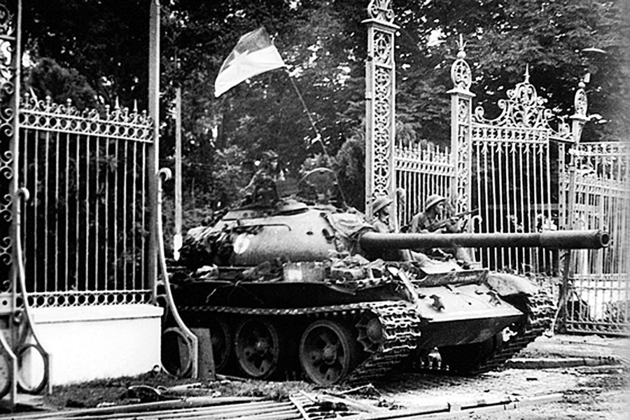 Quân Giải phóng tiến vào dinh Độc Lập ngày 30-4-1975 (ảnh tư liệu). Quân Giải phóng tiến vào dinh Độc Lập ngày 30-4-1975 (ảnh tư liệu).