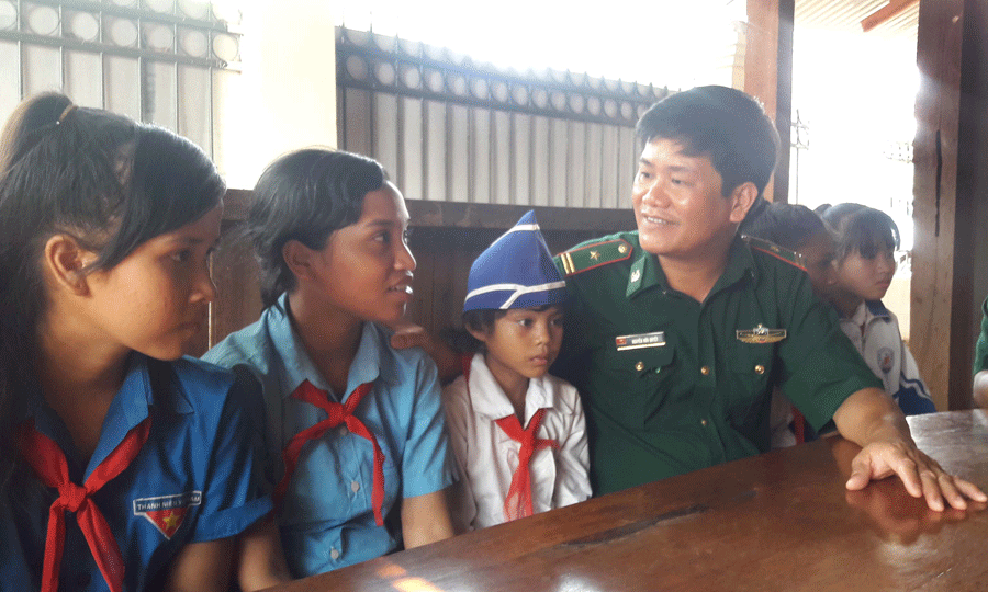 Bộ đội Biên phòng Ia Pnôn thăm hỏi những cháu học sinh có hoàn cảnh khó khăn. Ảnh: P.D