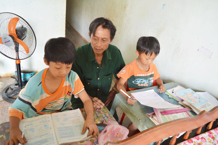 Anh Vũ Ngọc Thường bên hai con thơ. Ảnh. Đ.Y