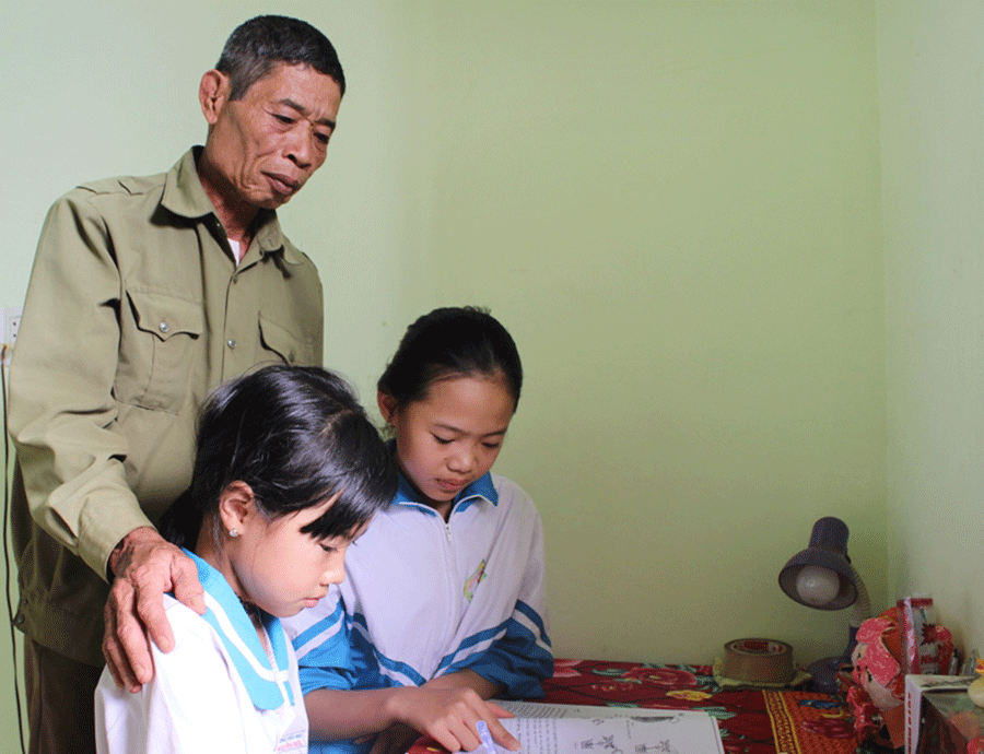 Mẹ đi xuất khẩu lao động, việc học tập của hai chị em Gia Trang và Gia Linh trông cậy vào ông ngoại Ngô Văn Hiền. Ảnh: T.B Mẹ đi xuất khẩu lao động, việc học tập của hai chị em Gia Trang và Gia Linh trông cậy vào ông ngoại Ngô Văn Hiền. Ảnh: T.B